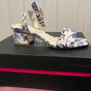 New Vince Camuto Acaylee sandals size 6